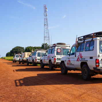 Carros de MSF transportam suprimentos e equipes de MSF a caminho de uma clínica no condado de Morobo, Equatoria Central. Setembro de 2023 © Manon Massiat/MSF