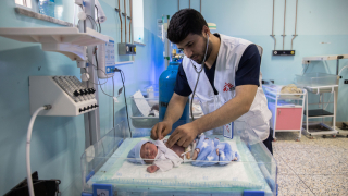 – Médico de MSF examinando um bebê que nasceu prematuramente, com oito meses, no Hospital Regional de Mazar-i-Sharif, Afeganistão. © Oriane Zerah/MSF
