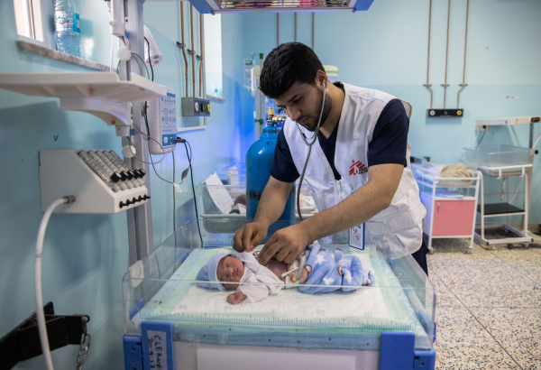 – Médico de MSF examinando um bebê que nasceu prematuramente, com oito meses, no Hospital Regional de Mazar-i-Sharif, Afeganistão. © Oriane Zerah/MSF