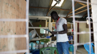 Gatluak, profissional de MSF, organiza medicamentos de acordo com a prescrição para os pacientes do hospital de MSF em Lankien, no estado de Jonglei, no Sudão do Sul. ©Nasir Ghafoor/MSF