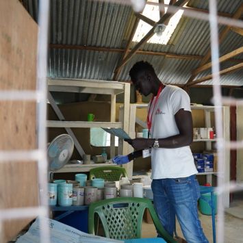Gatluak, profissional de MSF, organiza medicamentos de acordo com a prescrição para os pacientes do hospital de MSF em Lankien, no estado de Jonglei, no Sudão do Sul. ©Nasir Ghafoor/MSF