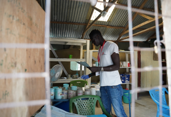 Gatluak, profissional de MSF, organiza medicamentos de acordo com a prescrição para os pacientes do hospital de MSF em Lankien, no estado de Jonglei, no Sudão do Sul. ©Nasir Ghafoor/MSF