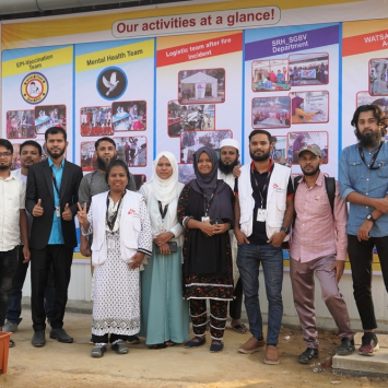 Profissionais que atuam na clínica de MSF em Balukhali, no acampamento de Cox’s Bazar. © Jan Bohm/MSF