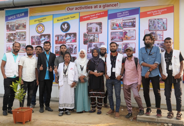 Profissionais que atuam na clínica de MSF em Balukhali, no acampamento de Cox’s Bazar. © Jan Bohm/MSF