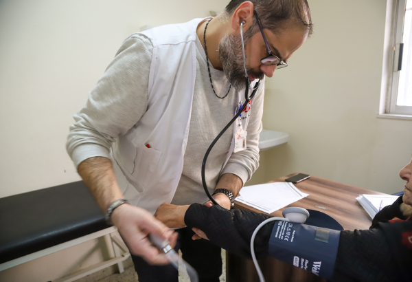 Profissional da equipe móvel de MSF em atendimento em Nabatiyeh. Foto: MSF/Tracy Makhlouf