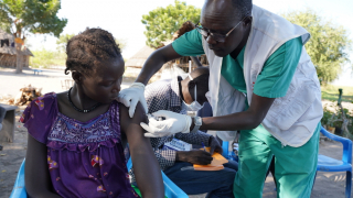 Profissional de MSF administrando uma dose da vacina para prevenção da hepatite E. © Gale Julius Dada/MSF