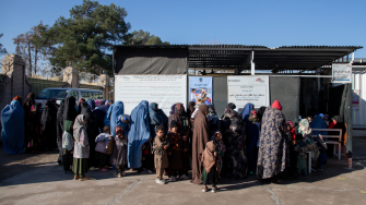 Mães e seus filhos fazem fila do lado de fora do hospital pediátrico em Herat. @Mahab Azizi