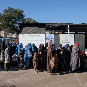 Mães e seus filhos fazem fila do lado de fora do hospital pediátrico em Herat. @Mahab Azizi
