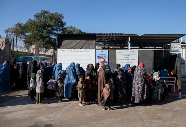 Mães e seus filhos fazem fila do lado de fora do hospital pediátrico em Herat. @Mahab Azizi
