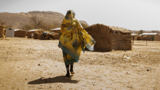 Awa Ousman Abdelkarim caminhando pelo acampamento de Daguessa, no leste do Chade. Ela é uma refugiada sudanesa que vive no local com parte de sua família. © Giuseppe La Rosa/MSF