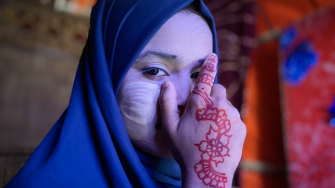Ayesha, de 12 anos de idade, posa com tanaka, um cosmético tradicional, no rosto. Cox’s Bazar, Bangladesh, outubro de 2023 © Ishrat Bibi