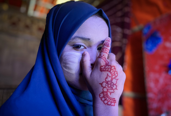 Ayesha, de 12 anos de idade, posa com tanaka, um cosmético tradicional, no rosto. Cox’s Bazar, Bangladesh, outubro de 2023 © Ishrat Bibi