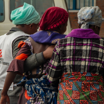 Mulheres em acampamento na República Democrática do Congo. Fevereiro de 2024. © Marion Molinari