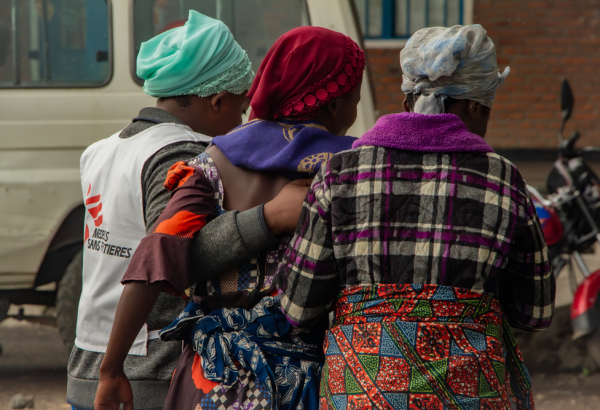 Mulheres em acampamento na República Democrática do Congo. Fevereiro de 2024. © Marion Molinari