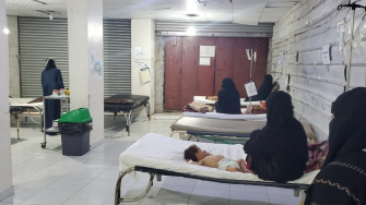 Crianças com sarampo são atendidas no hospital materno-infantil de Taiz Houban. © MSF
