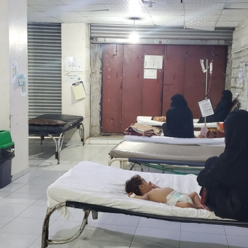 Crianças com sarampo são atendidas no hospital materno-infantil de Taiz Houban. © MSF