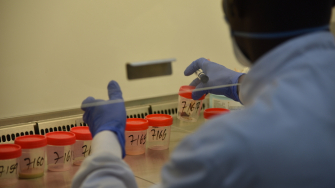 Amostras para diagnóstico em hospital de Makeni. Serra Leoa, dezembro de 2023. © MSF/Ammar Obeidat
