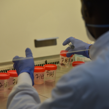 Amostras para diagnóstico em hospital de Makeni. Serra Leoa, dezembro de 2023. © MSF/Ammar Obeidat