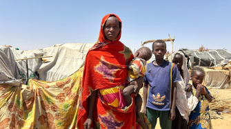 Khartouma e os filhos fugiram dos confrontos armados no Sudão
© MSF