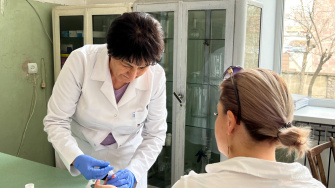 Abertura de serviço de teste de hepatite C em Yerevan. Armênia. © MSF/Etienne Lhermitte