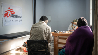 Consulta com médica de MSF no centro de saúde geral de Mashhad Rohin, em Idlib. Noroeste da Síria, dezembro de 2023. © Abdulrahman  Sadeq/MSF
