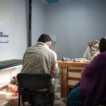 Consulta com médica de MSF no centro de saúde geral de Mashhad Rohin, em Idlib. Noroeste da Síria, dezembro de 2023. © Abdulrahman  Sadeq/MSF