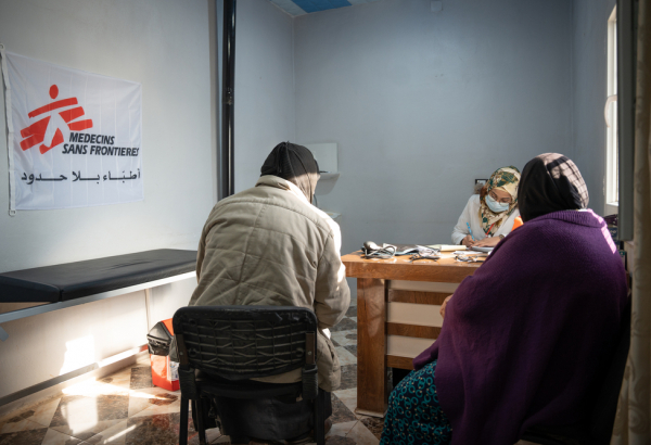 Consulta com médica de MSF no centro de saúde geral de Mashhad Rohin, em Idlib. Noroeste da Síria, dezembro de 2023. © Abdulrahman  Sadeq/MSF
