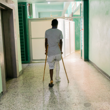 O mototaxista Roodney sofreu um grave acidente ao desviar de um veículo em alta velocidade que, aparentemente, fugia da polícia. Ele fraturou o pé e precisou receber atendimento de MSF. © MSF