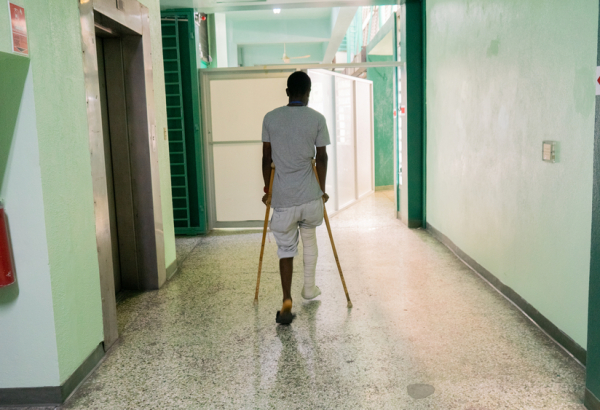 O mototaxista Roodney sofreu um grave acidente ao desviar de um veículo em alta velocidade que, aparentemente, fugia da polícia. Ele fraturou o pé e precisou receber atendimento de MSF. © MSF