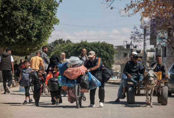 Um grupo de palestinos deslocados espera pela distribuição de água de MSF na área de Tal Al-Sultan, na cidade de Rafah, sul de Gaza. Janeiro de 2024. © MSF