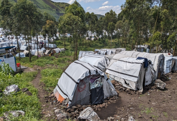 Acampamento de pessoas deslocadas em Shabindu, em Kivu do Norte, República Democrática do Congo. © Joelle Kayembe/MSF
