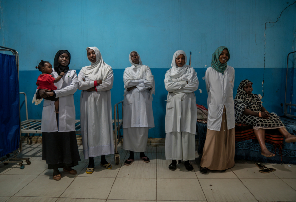 Enfermeiras na maternidade do hospital de El Geneina, no Sudão, administrada por MSF. Fevereiro de 2024. ₢ Diana Zeyneb Alhindawi