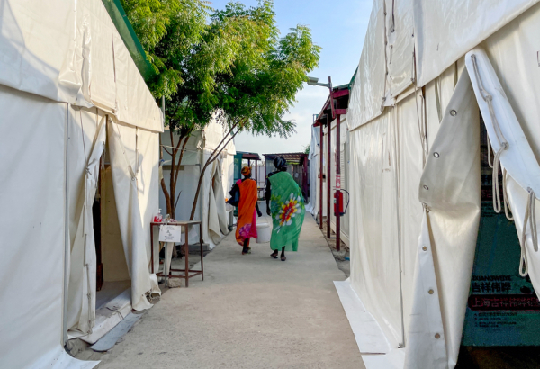 Pacientes caminhando pela instalação de MSF em Leer. © Kristen Poels/MSF