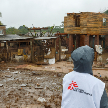 Profissional de MSF avalia a situação das pessoas afetadas no Rio Grande do Sul. Chuvas torrenciais inundaram cidades inteiras e deixaram centenas de milhares de pessoas sem abrigo no estado. Maio de 2024. ©Diego Baravelli