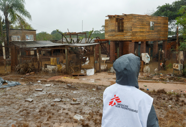 Profissional de MSF avalia a situação das pessoas afetadas no Rio Grande do Sul. Chuvas torrenciais inundaram cidades inteiras e deixaram centenas de milhares de pessoas sem abrigo no estado. Maio de 2024. ©Diego Baravelli