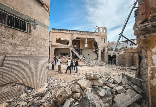 Equipe de MSF avalia danos e necessidades médicas após incursão militar israelense no acampamento de Jenin. Cisjordânia, Palestina, 26 de maio de 2024. © Oday Alshobaki/MSF