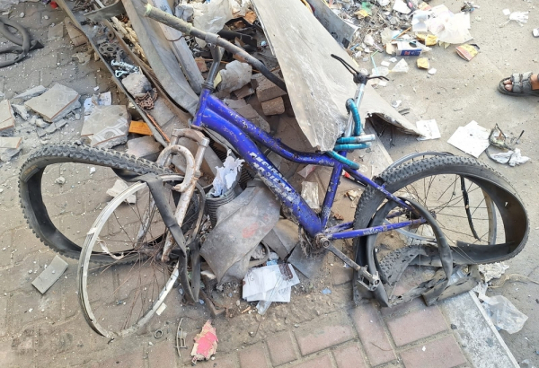 Destroços da bicicleta do fisioterapeuta de MSF Fadi Al Al-Wadiya, morto em um ataque em Gaza enquanto se deslocava de bicicleta para a clínica de MSF no dia 25 de junho de 2024. © MSF