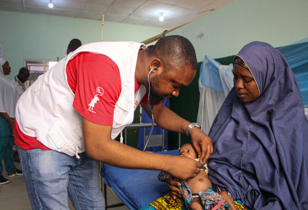 Médico de MSF examina criança no Hospital Geral de Zurmi, estado de Zamfara, noroeste da Nigéria © Abba Adamu Musa/MSF