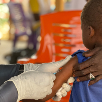 Campanha de vacinação contra o sarampo promovida por MSF no acampamento de refugiados de Adré. Chade, setembro de 2024. © Thibault Fendler/MSF