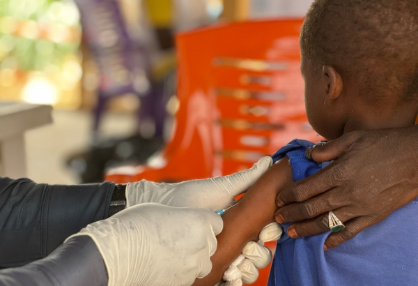 Campanha de vacinação contra o sarampo promovida por MSF no acampamento de refugiados de Adré. Chade, setembro de 2024. © Thibault Fendler/MSF