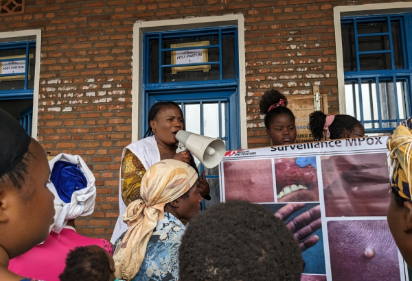 Atividade de promoção de saúde de MSF para conscientização sobre a mpox para pessoas deslocadas internamente que vivem em Kanyaruchinya, na República Democrática do Congo. © MSF