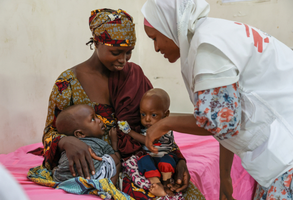 Barira, mãe dos gêmeos Houssini e Hassan, levou os filhos ao hospital para atendimento médico, incluindo desnutrição no caso de um deles. ©Miguel Godonou/MSF