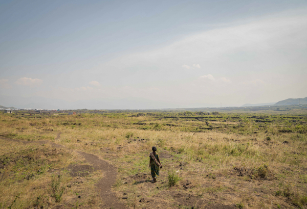 – Mulheres deslocadas pelos conflitos em Kivu do Norte enfrentam nova onda de violência nos acampamentos ao redor da cidade de Goma, na RDC.