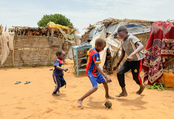 Crianças brincam em campo de refugiados