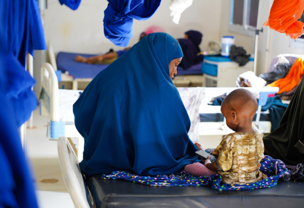 Lul Mohamed Abdi com sua filha de um ano e meio de idade, Muna Mohamed, que está se recuperando de desnutrição na ala pediátrica do Hospital Regional da Baía, apoiado por MSF, em Baidoa, Somália. © Mohamed Ali Adan/MSF