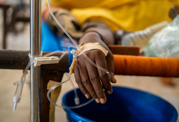 Paciente em tratamento de cólera no centro de saúde de MSF em Kassala © Mohammed Elhassan