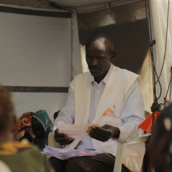 Enfermeiro de MSF realiza triagem e acompanhamento dos pacientes na clínica do acampamento de Zamzam. Sudão, agosto de 2024. © Mohammed Jamal