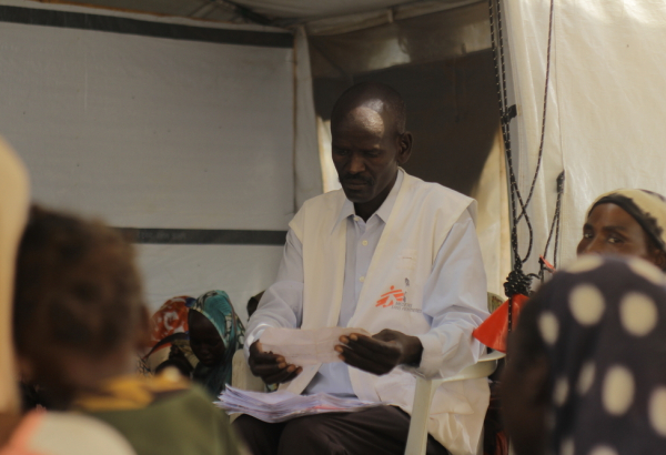 Enfermeiro de MSF realiza triagem e acompanhamento dos pacientes na clínica do acampamento de Zamzam. Sudão, agosto de 2024. © Mohammed Jamal