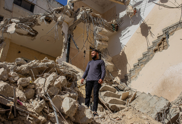 Omar em meio aos escombros de sua casa depois que o local foi demolido por forças israelenses, no acampamento de refugiados de Jenin. Cisjordânia, Palestina, setembro de 2024. © Alexandre Marcou/MSF