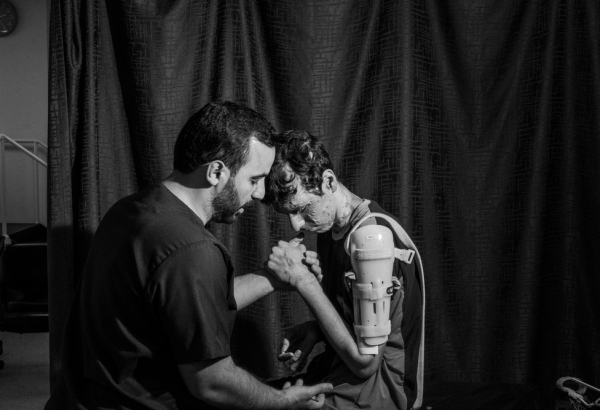 Karam, que ficou gravemente ferido em Gaza, em uma sessão de fisioterapia no hospital de MSF em Amã, na Jordânia. Setembro de 2024. © Moises Saman/Magnum Photos